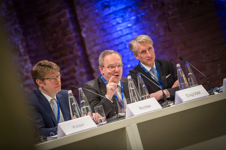 Podiumsdiskussion: Andreas Richter, Thomas Eisgruber und Michael Best (v.l.n.r.) diskutieren die Zukunft des deutschen Steuerrechts.