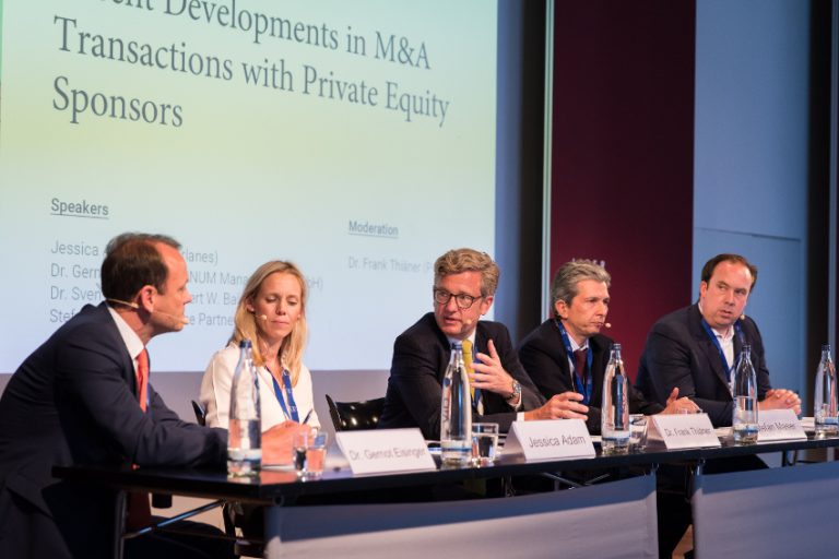 Private Equity Sponsoren in M&A-Deals – Jessica Adam (Macfarlanes), Dr. Gernot Eisinger (Afinum), Dr. Sven Harmsen (Baird) und Stefan Maser (Equistone Partners) diskutierten das Thema als Panelmitglieder. Das M&A-Panel wurde von Dr. Frank Thiäner (P+P, Bildmitte) geleitet.