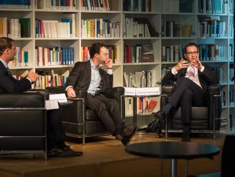 Gerald Herrmann (P+P), Dr. Philipp Giessen (Marsh GmbH) und Gunnar Harlacher (AIG) diskutieren die Vor- und Nachteile einer W&I-Versicherung.