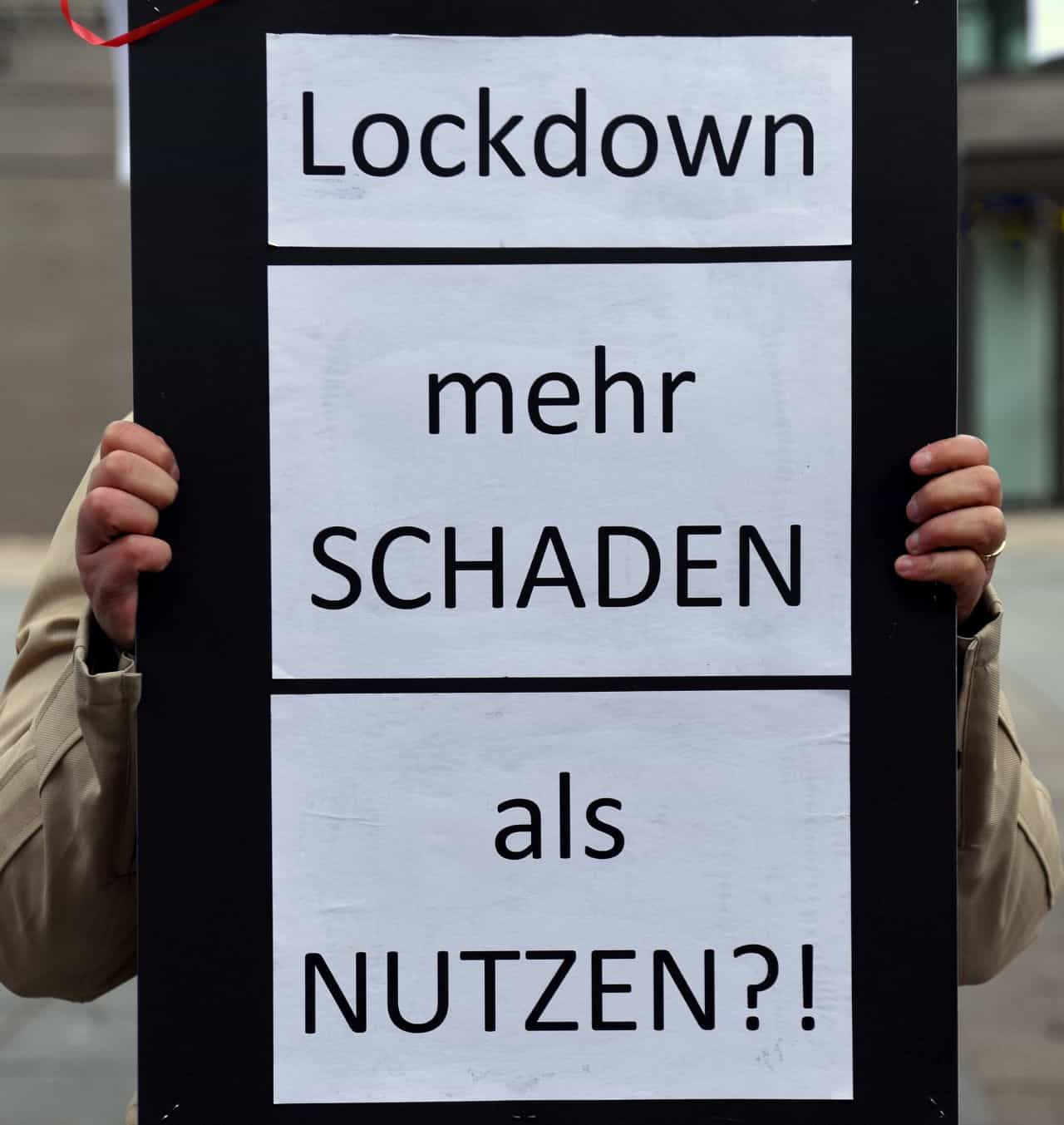 Gemeinnützige Körperschaften Politische Bildung oder politische Einflussnahme? In der Corona-Krise ist die Grenze zwischen Gemeinnützigkeit und politischer Betätigung oft fließend. Quelle: thauwald-pictures/AdobeStock